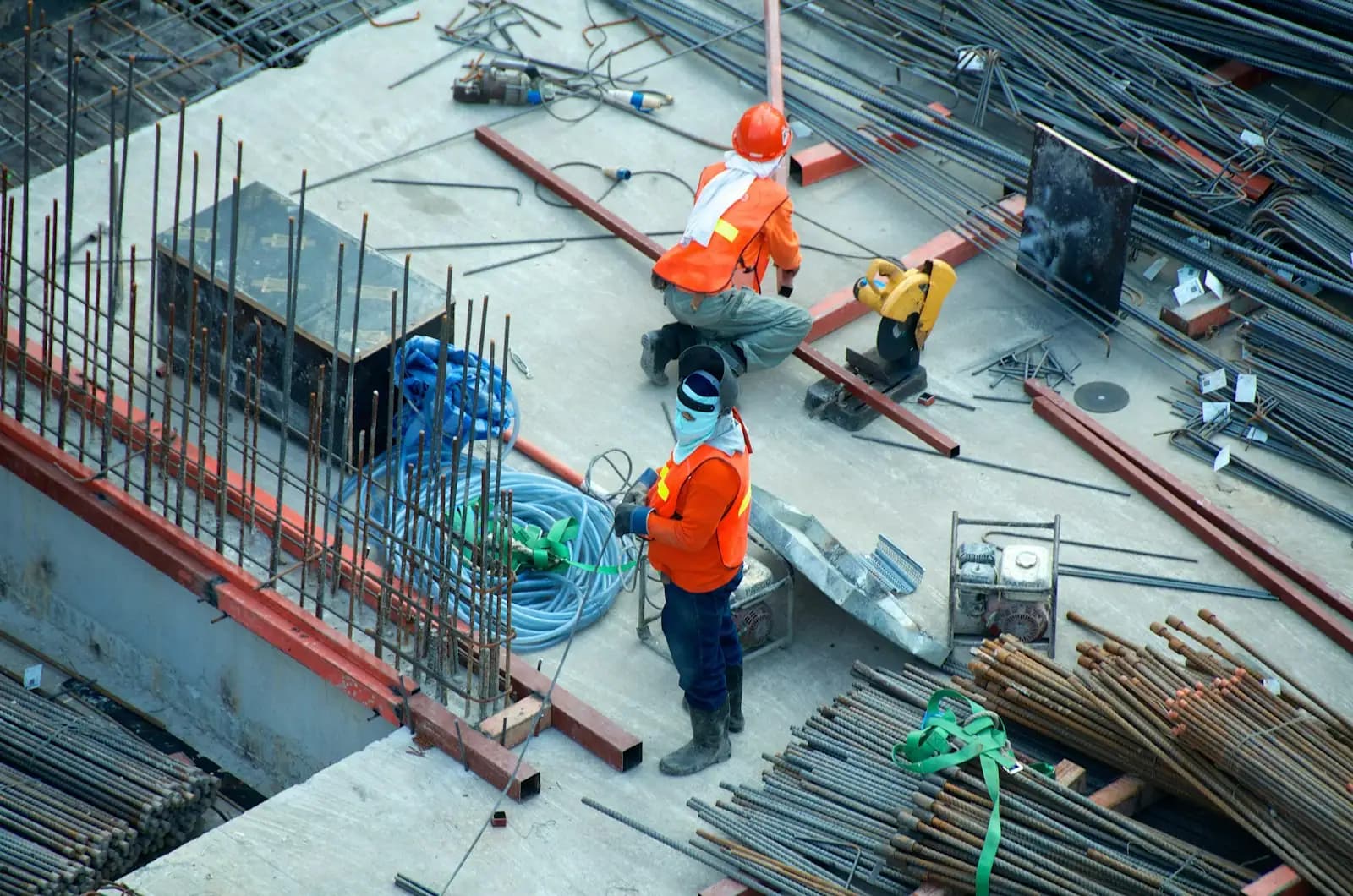 Trabalhadores com EPI em canteiro de obras