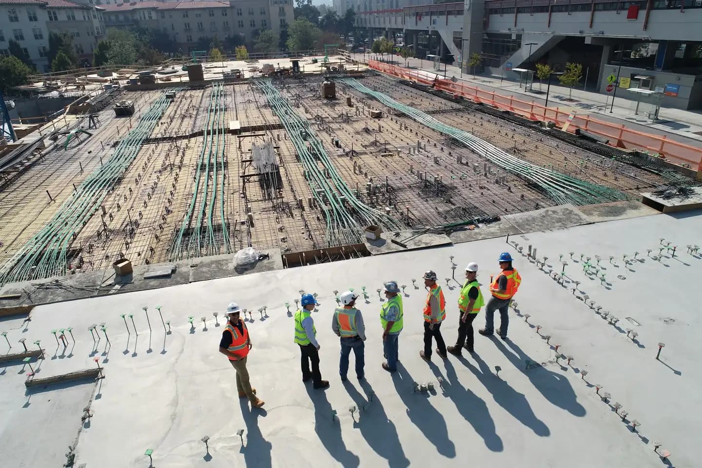 Engenheiro com capacete e prancheta em planta industrial